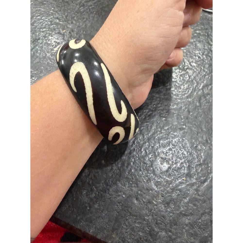 Vintage 70s Boho Chunky Wood Bangle Bracelet Dark Coconut Husk Wavy Inlay Brown - Picture 4 of 4